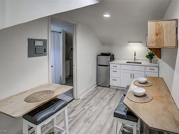 3rd image of 2245 Bellfield Ave Floor 3