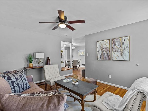4th image of 2355 Hawthorne Manor Dr