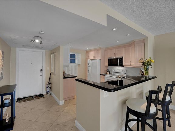 4th image of 605 Oaks Drive #205