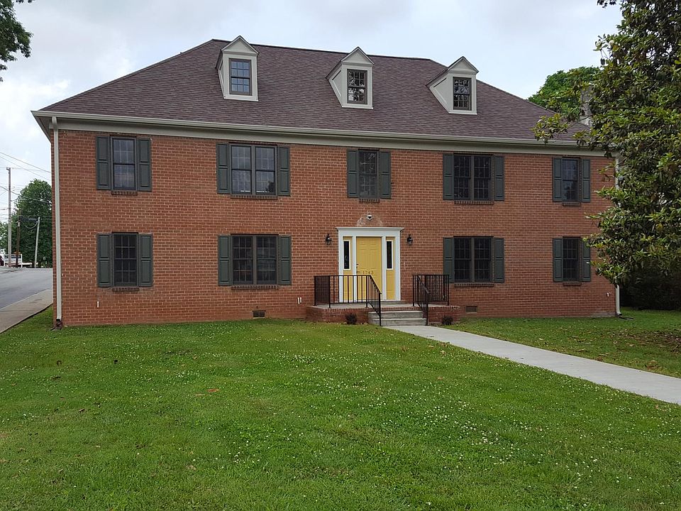 Front of building. Parking is in the rear.