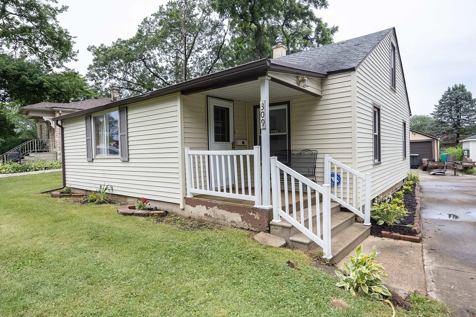 309 SE Circle Dr photo 1