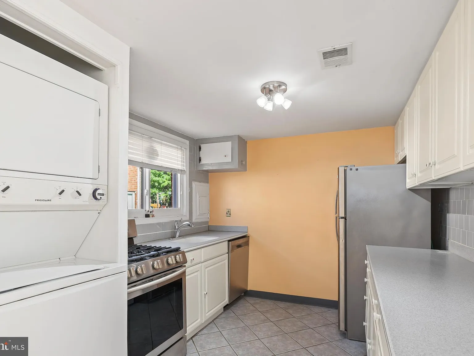 2 bed, 988 sqft, $1,931 — Photo 4