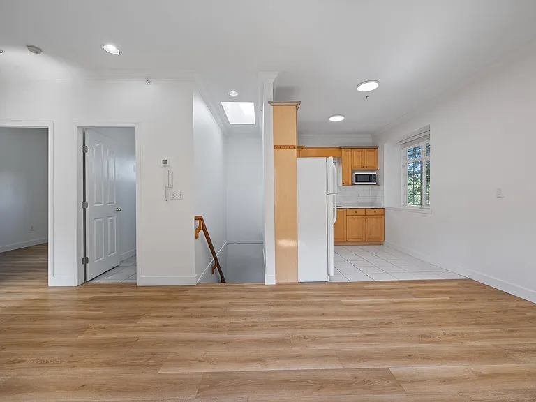 2320 Dundas St — Photo 5