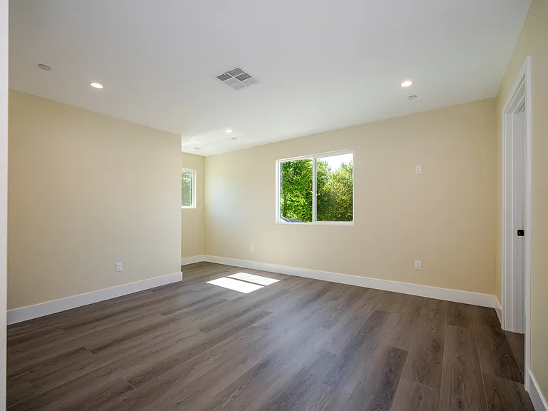 24743 Valley St #1 — Photo 14