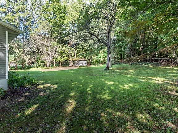2nd image of 2501 Country Ln
