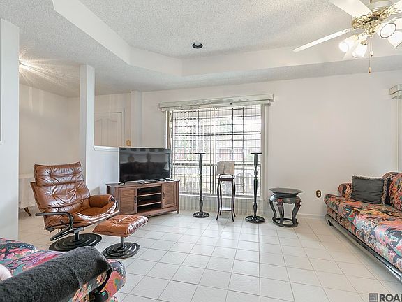2nd image of 1105 Roundhill Dr