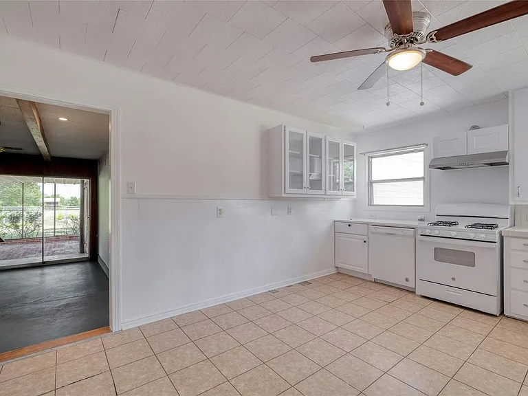 511 Sloan St — Photo 8