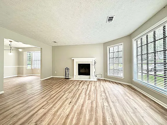 3 bed, 2.5 bath, 1616 sqft, $1,955 — Photo 2