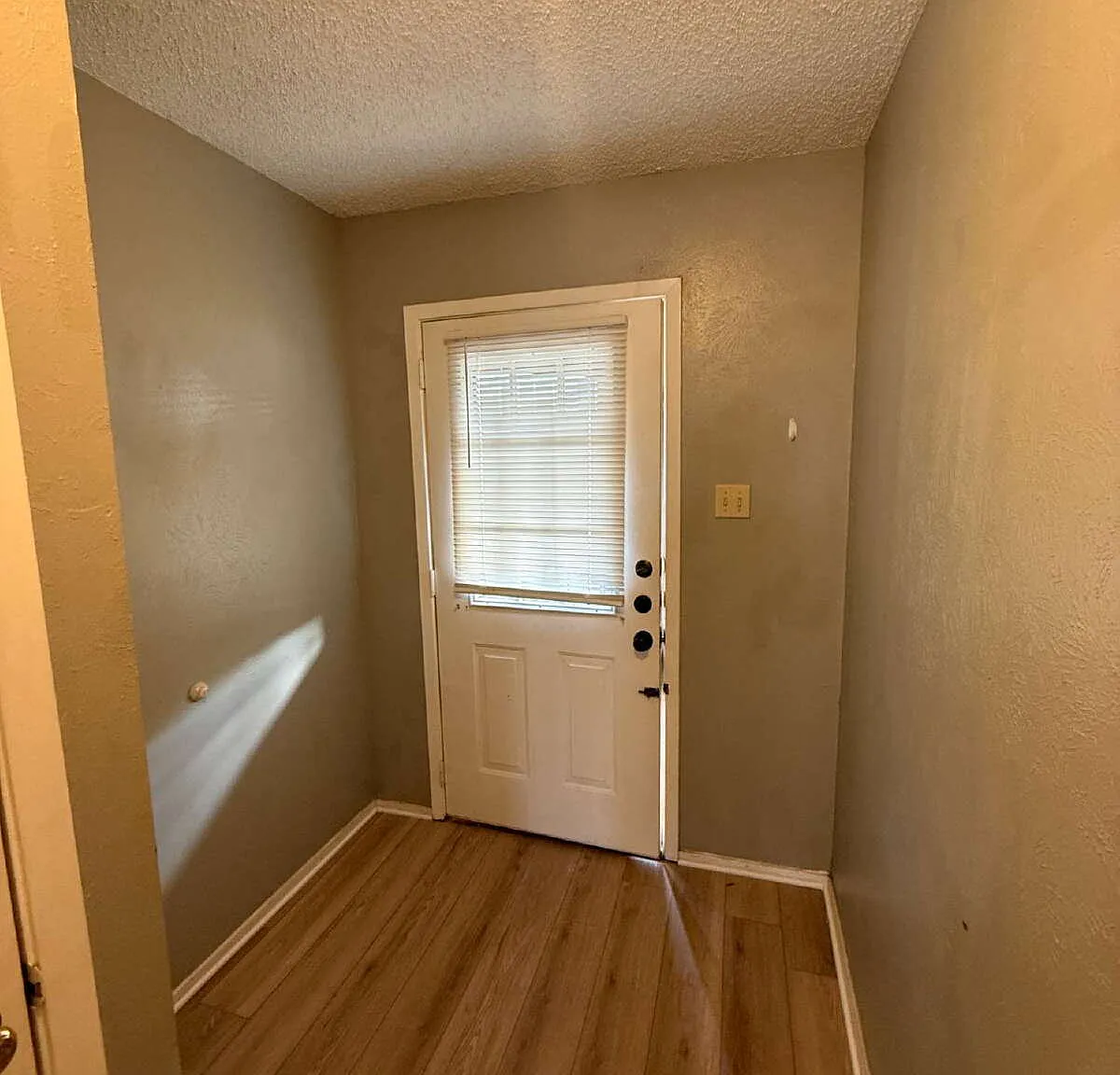 2 bed, 1.5 bath, 1102 sqft, $1,495 — Photo 3