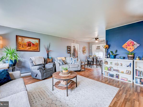 16 Indigo Rd, Levittown, PA 19057