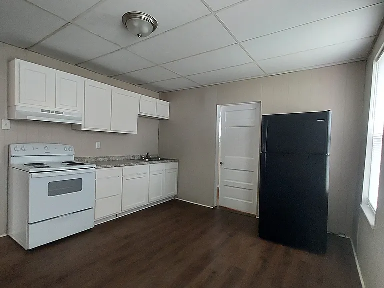 92 Penney Ave — Photo 2