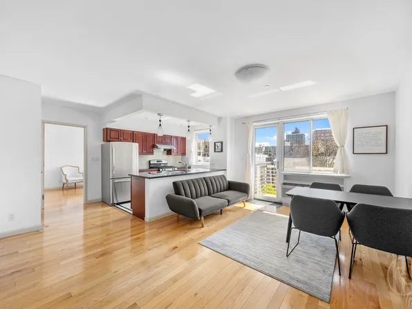 1635 Lexington Avenue image 1 of 10