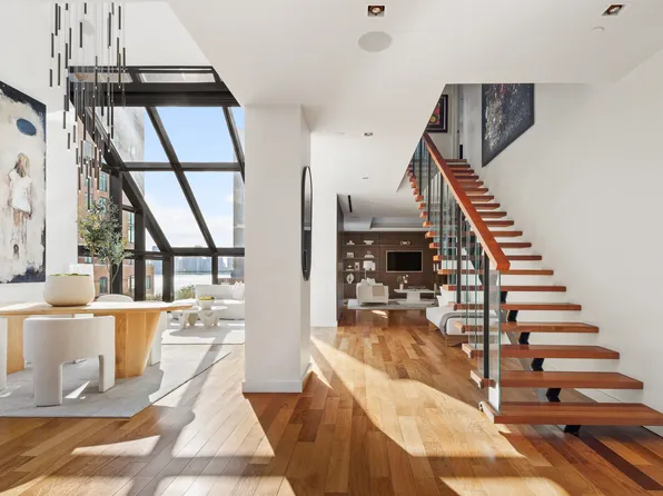 385 West 12th Street image 1 of 21