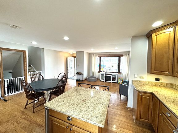3rd image of 621 Oxford Ct