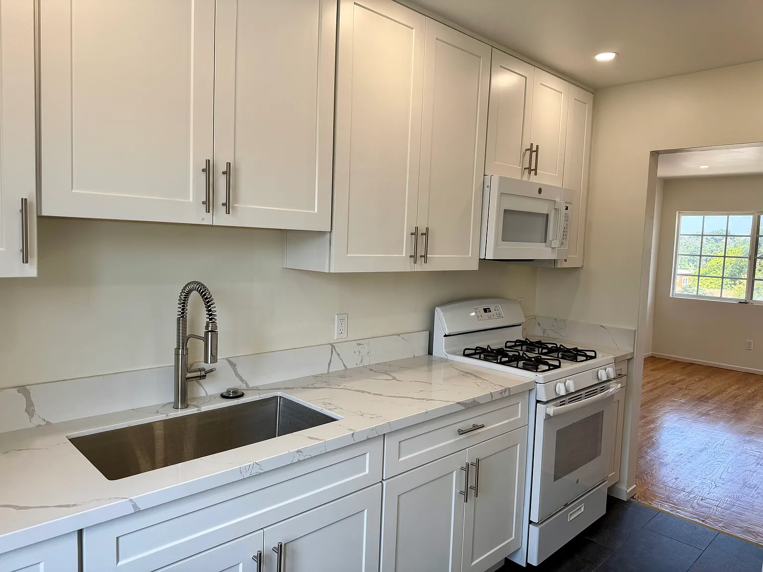 2 bed, 600 sqft, $2,295 — Photo 3
