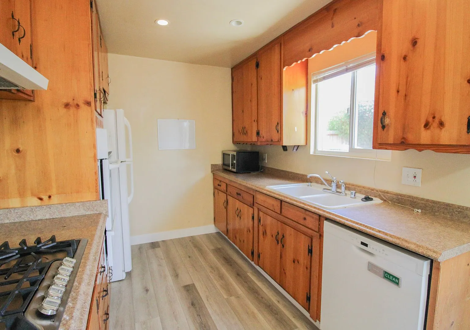 3 Bedroom House in Laguna Lake Area with Fresh Paint and New Flooring — Photo 4