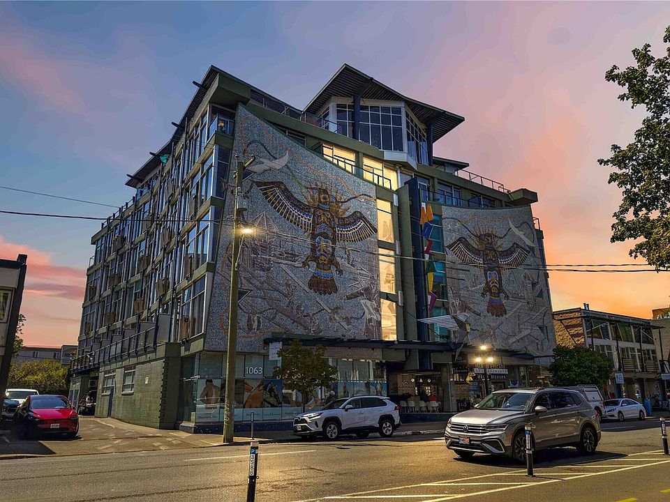 1st image of 1061 Fort St #213