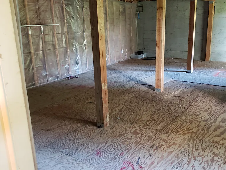 middle floor 500 sq ft storage under garage