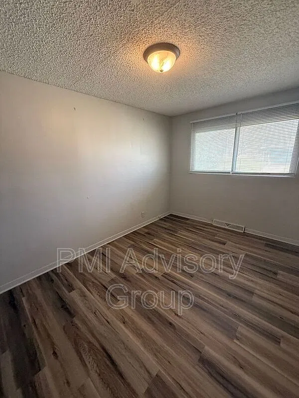 2 bed, 1.0 bath, 924 sqft, $975 — Photo 3