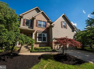 8 Wood View Dr, Mount Laurel, NJ 08054