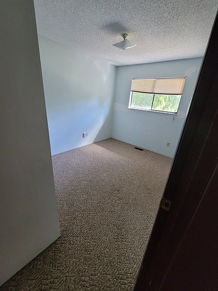 Surrey Apartment for rent - 3 Bedrooms — photo 3