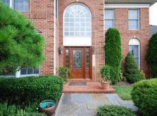 3825 Park Lake Dr, Rockville, MD 20853