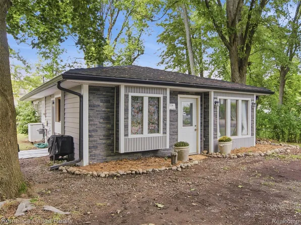 1516 Paramount St, Novi, MI 48377