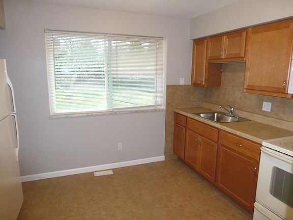 3rd image of 2345 Chaucer Ave APT 4