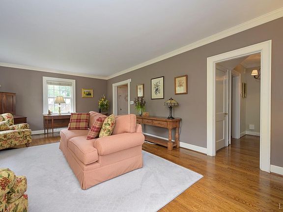 4th image of 1040 Rivermont Ter