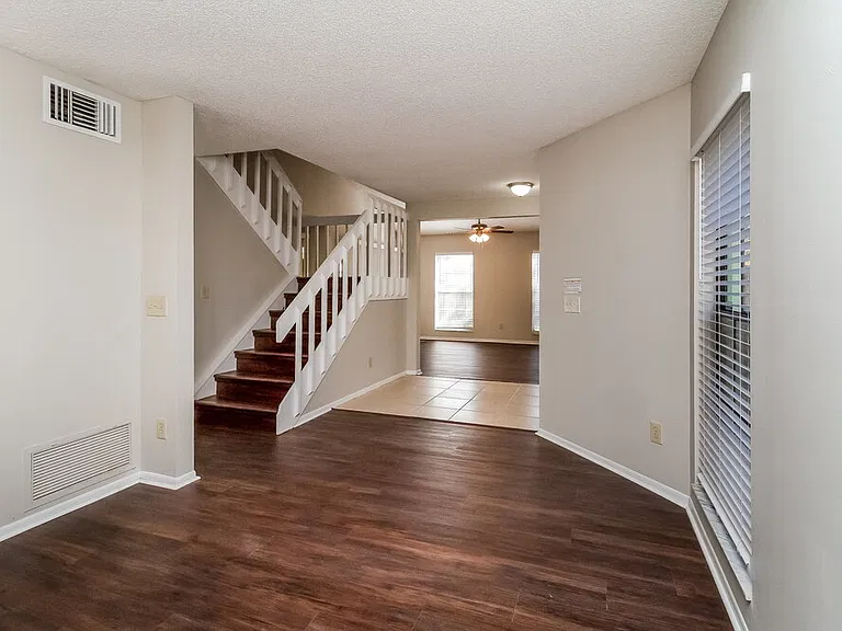 1240 Crossfield Dr — Photo 6
