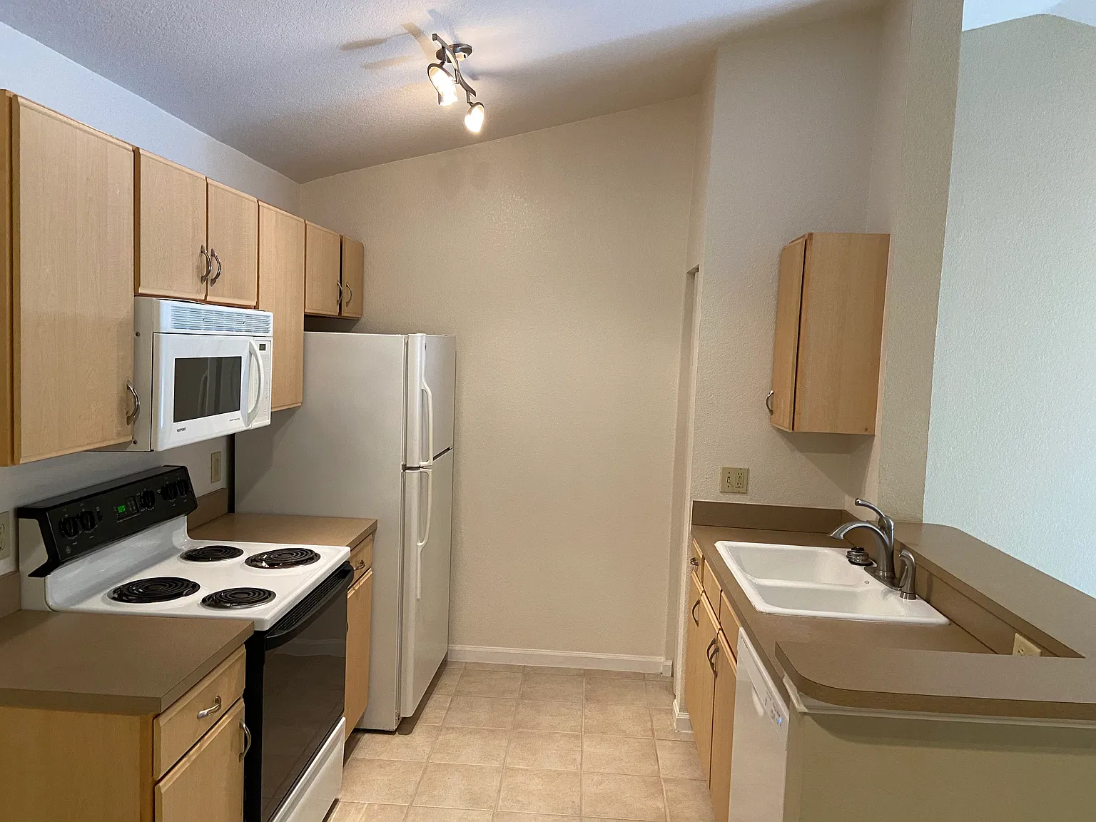 1 bed, 794 sqft, $1,350 — Photo 3