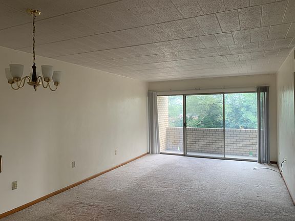 living/dinning room with balcony