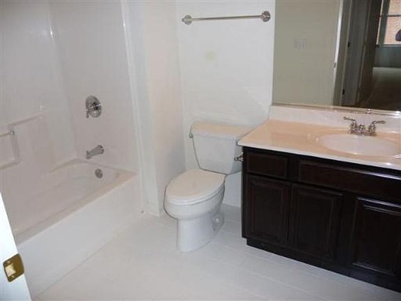 5th image of 930 Curtiss St Unit 301