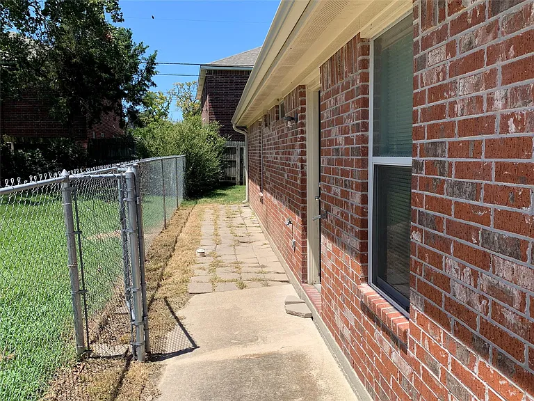 3902 Aspen St — Photo 3