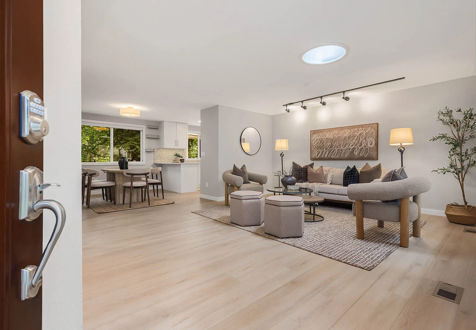 3 bed, 1400 sqft, $3,600 — Photo 3