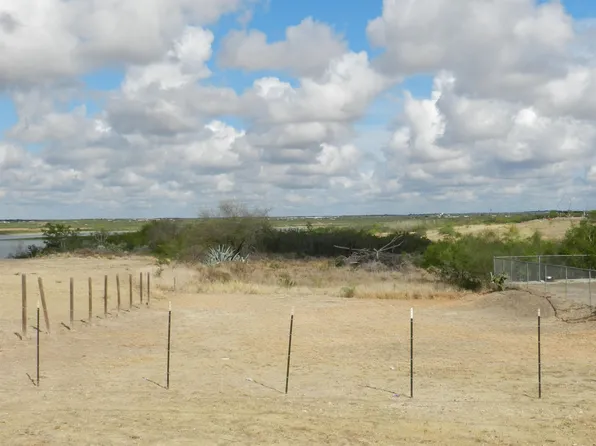 1721 N Siesta Ln, Zapata, TX 78076