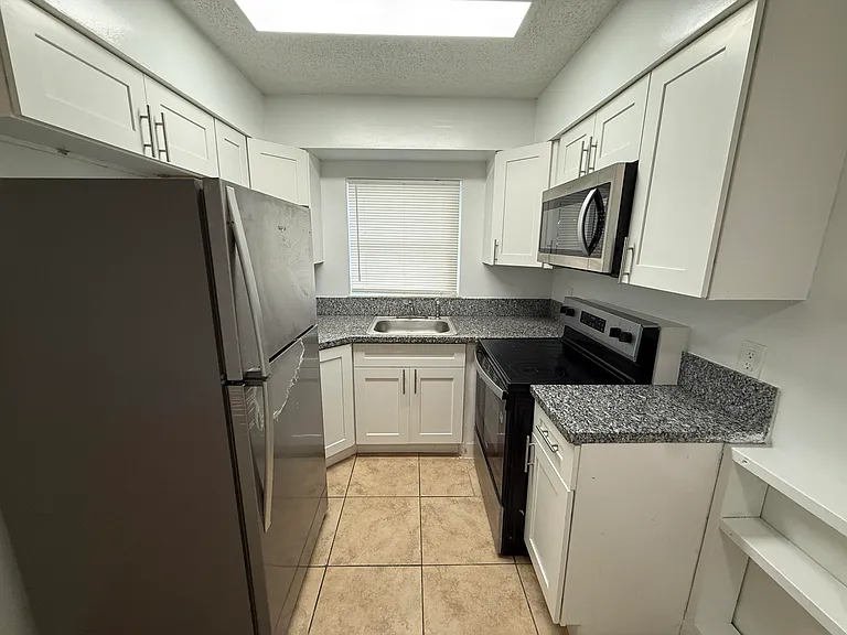 1941 NW 14th Ave #D — Photo 12