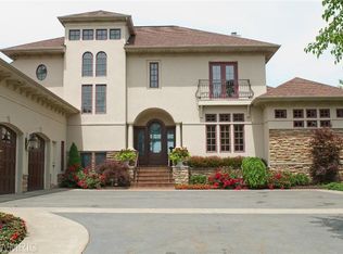 933 S Shore Dr, Holland, MI 49423