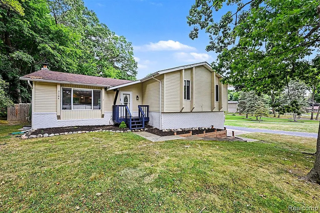 4 bed, 2.0 bath, 3074 sqft, $4,000 — Photo 1