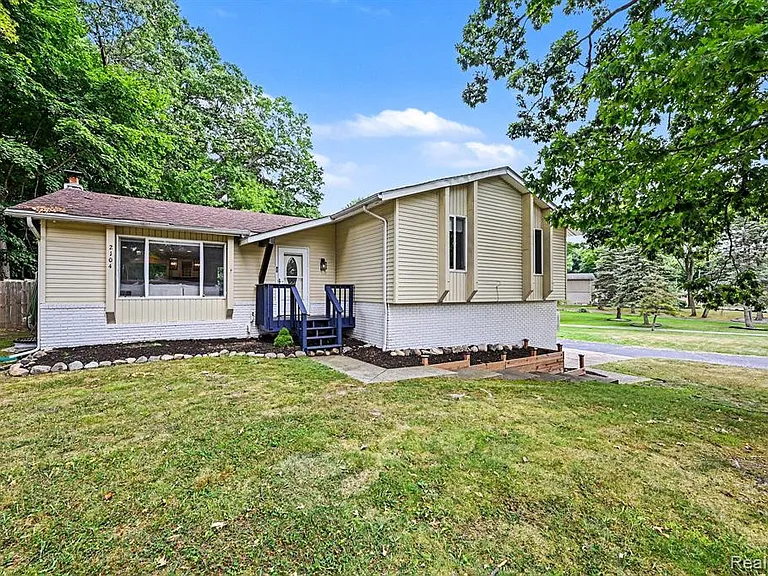 2104 Highfield Rd — Photo 1