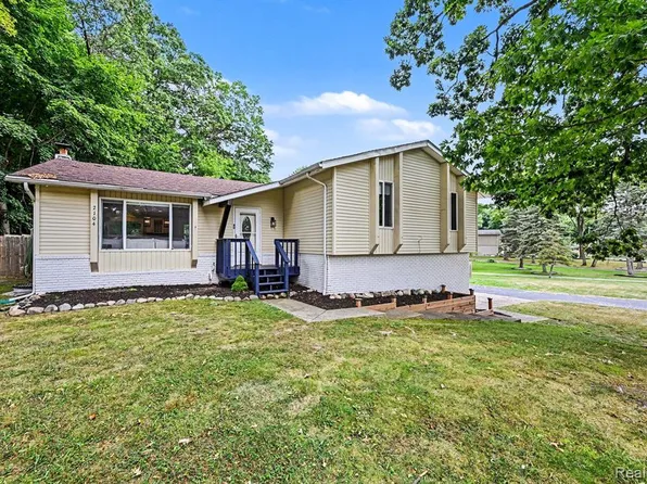 2104 Highfield Rd, Waterford, MI 48329