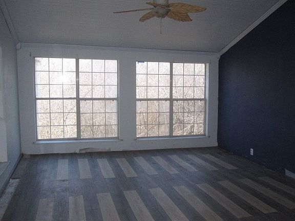 4th image of 2150 Harris St