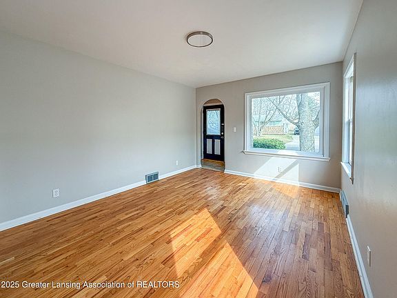 5th image of 229 Harriet Ave
