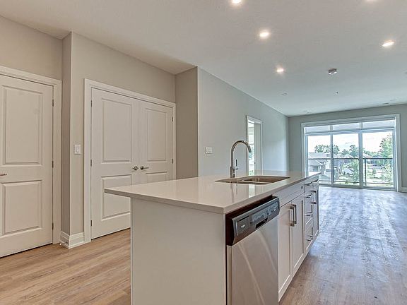 4th image of 1020 Coronation Dr #1020