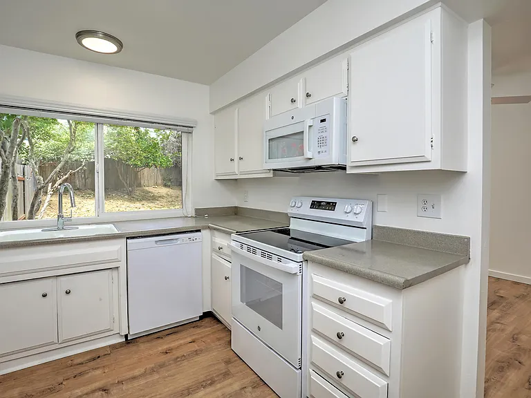 7392 Elmhurst Pl — Photo 7