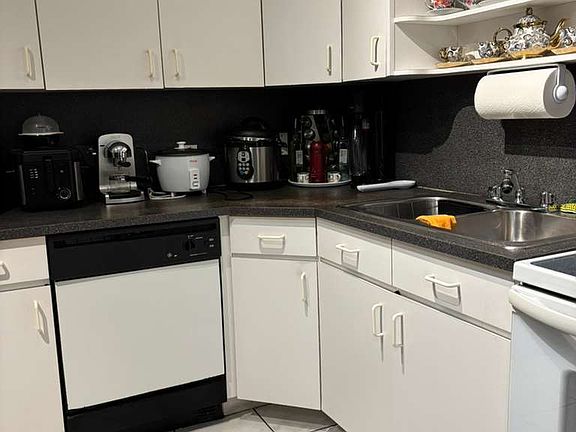 5th image of 11 Olive Dr APT F