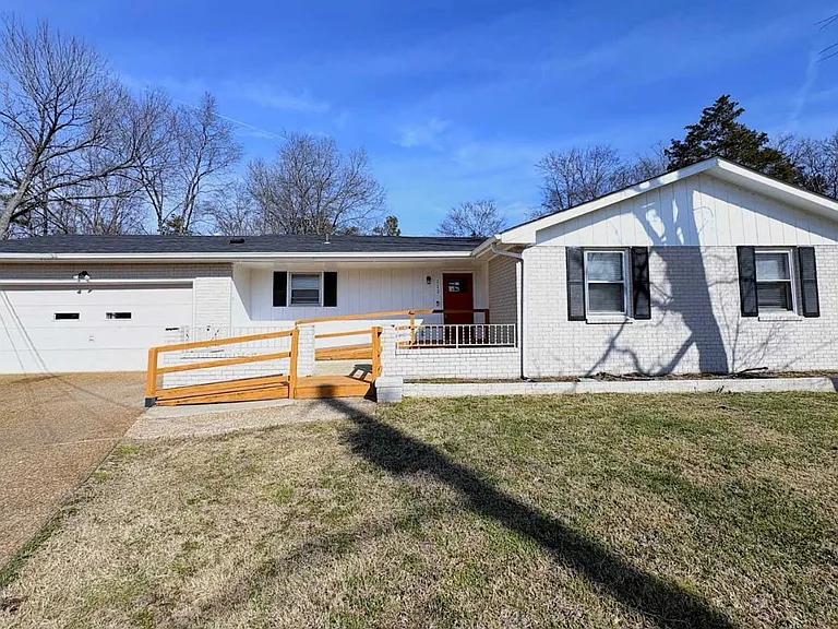 124 Lake Terrace Cir — Photo 1