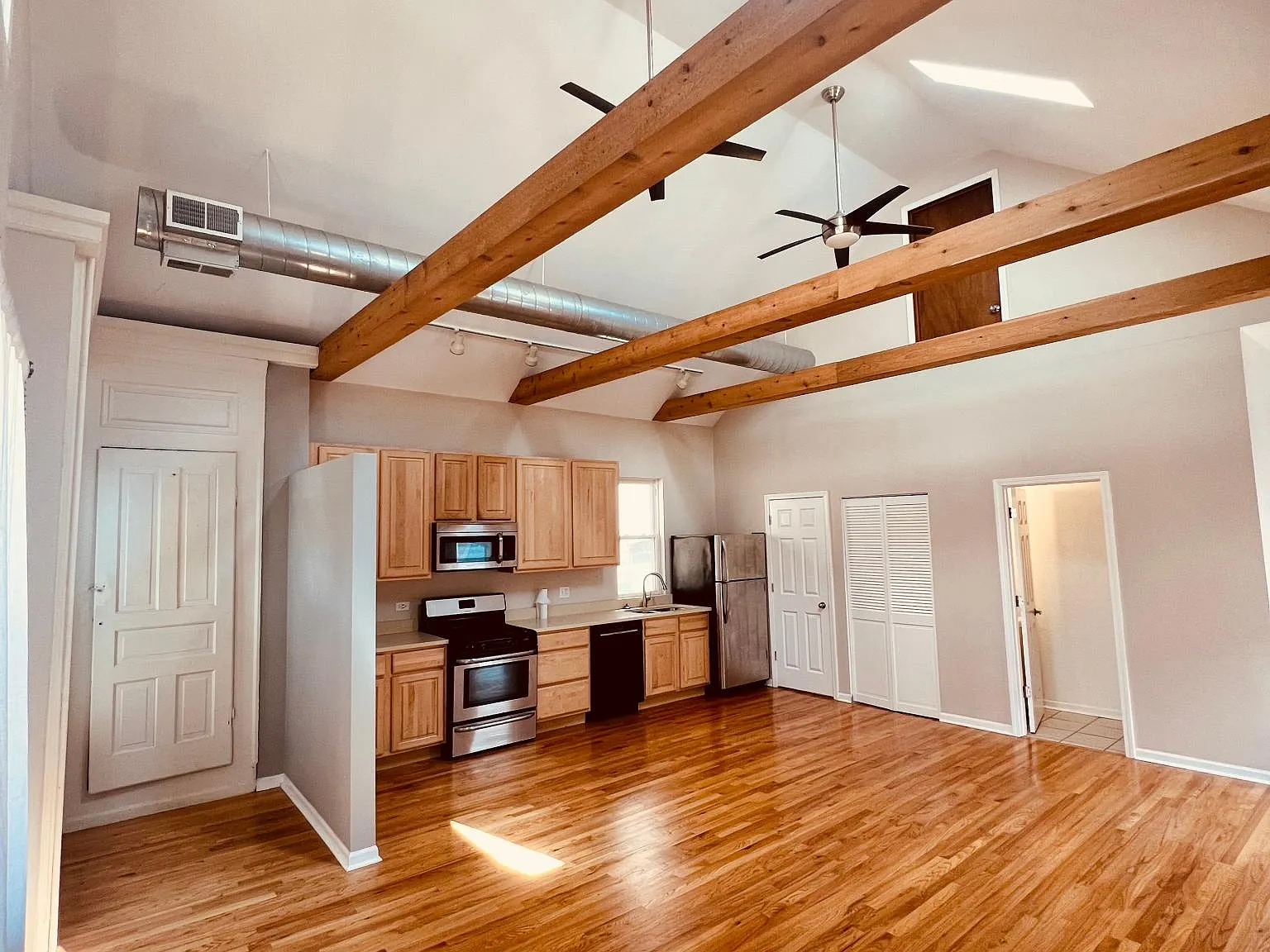 3 bed, 1.5 bath, 1400 sqft, $2,495 — Photo 3