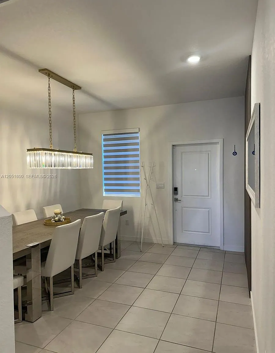 4 bed, 1826 sqft, $3,200 — Photo 3