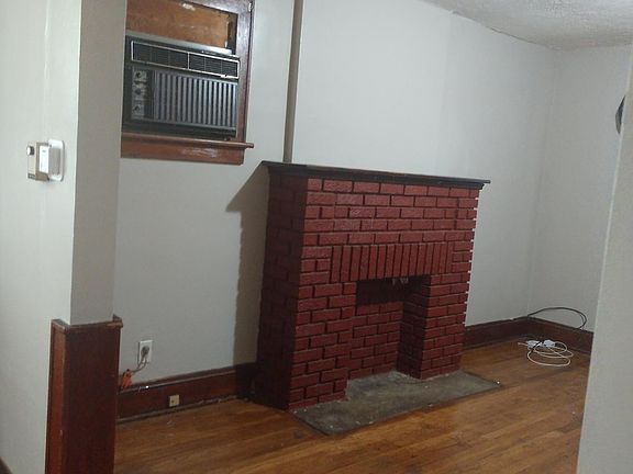 3rd image of 819 Merton Ave